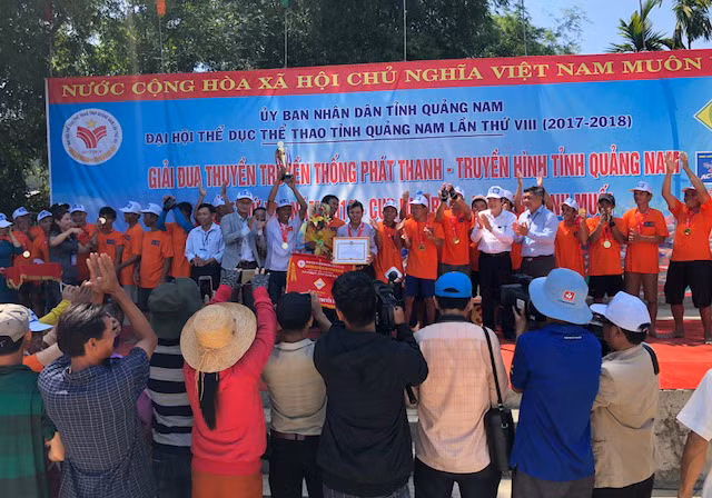 Ông Mai Văn Tư, Giám đốc Đài Phát thanh – Truyền hình tỉnh Quảng Nam và ông Lê Nguyễn Đức Khôi, Trưởng phòng Quan hệ công chúng, Tập đoàn Tân Hiệp Phát cùng trao giải vô địch truyền thống nam cho đội đua thuyền của huyện Núi Thành.