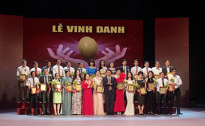 Đại diện ban tổ chức trao bảng vàng vinh danh các doanh nhân nhân ái (Ảnh: An Nhiên).