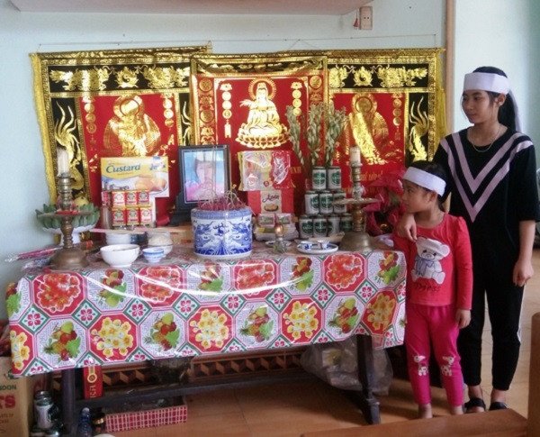 Mồ côi cả cha lẫn mẹ, ba chị em phải sống nương nhờ vào người thân, họ hàng.