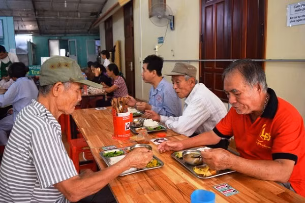 Nhiều bệnh nhân nghèo giảm bớt được phần nào chi phí khi có quán cơm 5.000 đồng này.
