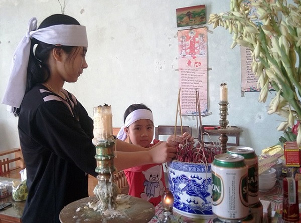 Thúy Nga và em gái út Như Hằng bên bàn thờ của bố mẹ.