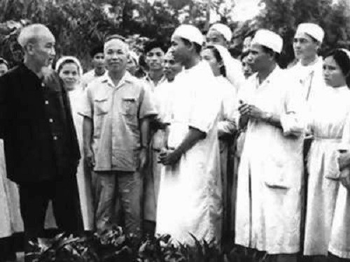 Bác Hồ nói chuyện thân mật với trí thức ngành y (Ảnh: tác giả cung cấp). Bác Hồ nói chuyện thân mật với trí thức ngành y (Ảnh: tác giả cung cấp).