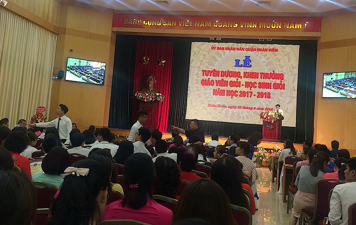 Lễ tuyên dương, khen thưởng giáo viên giỏi, học sinh giỏi năm học 2017 – 2018 (Ảnh: An Nhiên). Lễ tuyên dương, khen thưởng giáo viên giỏi, học sinh giỏi năm học 2017 – 2018 (Ảnh: An Nhiên).