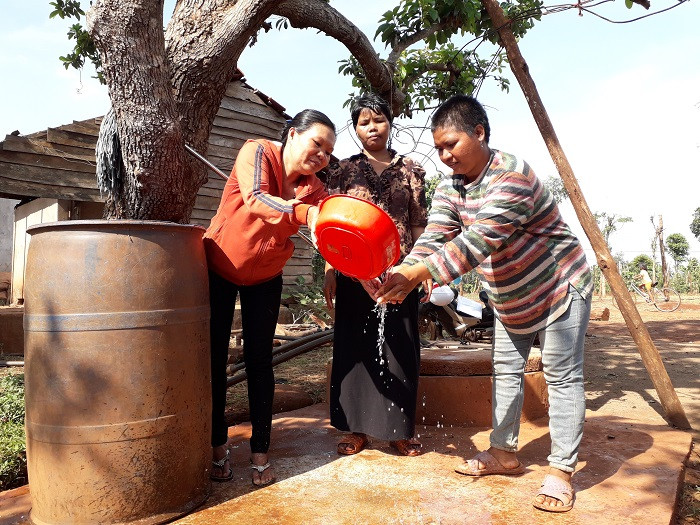 Chị Hà (áo cam) giúp Nhoai và Beo tắm rửa (Ảnh: tác giả cung cấp). Chị Hà (áo cam) giúp Nhoai và Beo tắm rửa (Ảnh: tác giả cung cấp).
