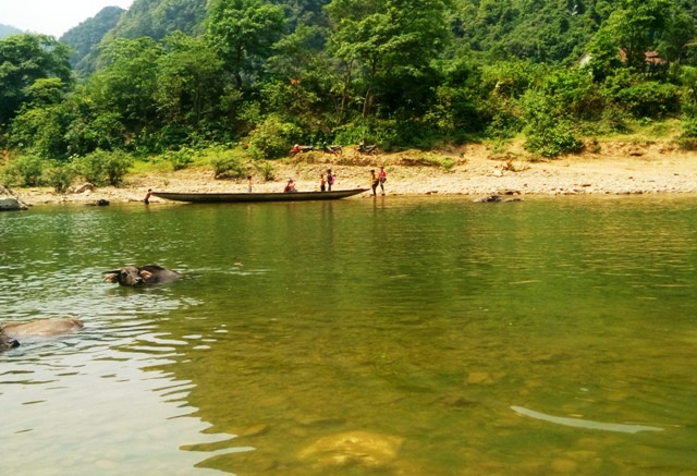 Mùa nước cạn, nhiều em học sinh tan trường được các em nhỏ cùng xóm chèo đò chở qua sông. (Ảnh: Thủy Phan) Mùa nước cạn, nhiều em học sinh tan trường được các em nhỏ cùng xóm chèo đò chở qua sông. (Ảnh: Thủy Phan)