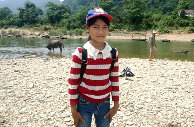 Em Hồ Thị Thùy cho biết, đã quen với cảnh sông nước, nên em không thấy sợ mỗi khi ngồi trên đò. (Ảnh: Thủy Phan) Em Hồ Thị Thùy cho biết, đã quen với cảnh sông nước, nên em không thấy sợ mỗi khi ngồi trên đò. (Ảnh: Thủy Phan)