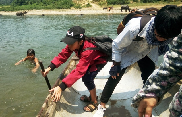 Có những lúc không có người, em Nguyễn Thị Thảo Vy (ở xóm Liên Sơn) tự chèo đò đến trường. (Ảnh: Thủy Phan) Có những lúc không có người, em Nguyễn Thị Thảo Vy (ở xóm Liên Sơn) tự chèo đò đến trường. (Ảnh: Thủy Phan)