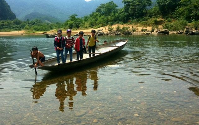 Các em tự chèo đưa nhau qua sông. (Ảnh: Thủy Phan) Các em tự chèo đưa nhau qua sông. (Ảnh: Thủy Phan)