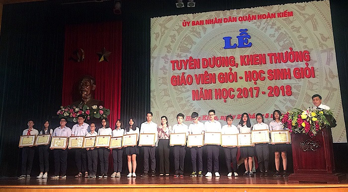 Tuyên dương và khen thưởng những em học sinh giỏi đạt thành tích cao trong học tập (Ảnh: An Nhiên). Tuyên dương và khen thưởng những em học sinh giỏi đạt thành tích cao trong học tập (Ảnh: An Nhiên).