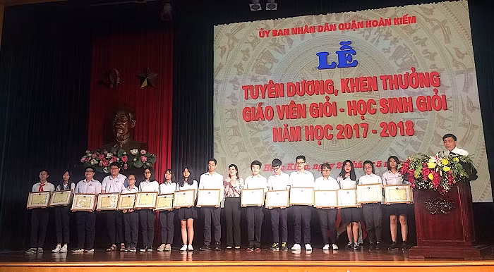 Tuyên dương và khen thưởng những em học sinh giỏi đạt thành tích cao trong học tập (Ảnh: An Nhiên). Tuyên dương và khen thưởng những em học sinh giỏi đạt thành tích cao trong học tập (Ảnh: An Nhiên).