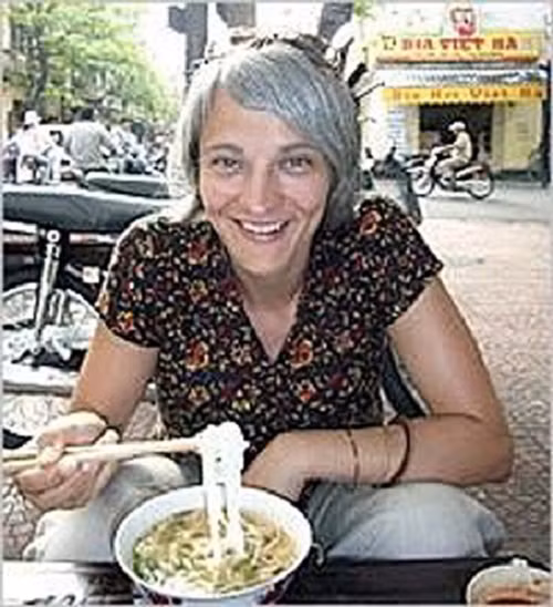 Ăn phở tại vỉa hè Hà Nội (Ảnh: tác giả cung cấp).