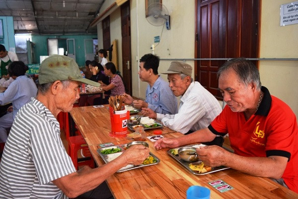 Nhiều bệnh nhân nghèo giảm bớt được phần nào chi phí khi có quán cơm 5.000 đồng này. Nhiều bệnh nhân nghèo giảm bớt được phần nào chi phí khi có quán cơm 5.000 đồng này.