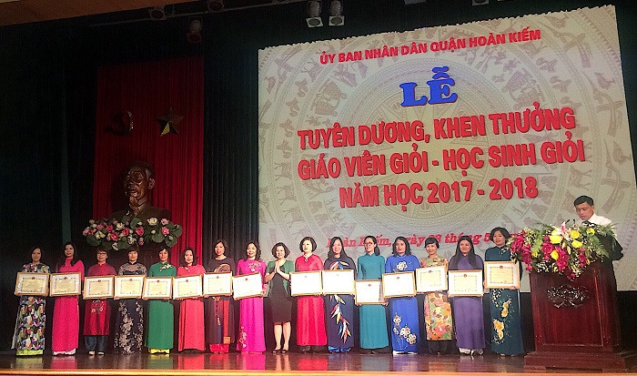 Tuyên dương và khen thưởng những nhà trường, giáo viên dạy giỏi, xuất sắc (Ảnh: An Nhiên). Tuyên dương và khen thưởng những nhà trường, giáo viên dạy giỏi, xuất sắc (Ảnh: An Nhiên).