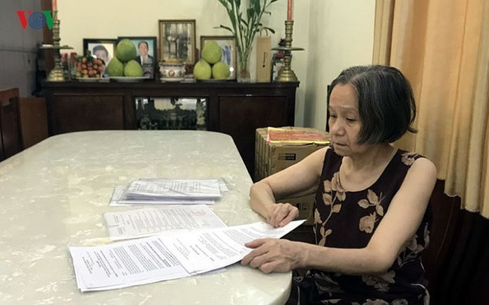 Bà Trần Thị Ngọc Nga làm đơn xin xem xét kháng nghị bản án phúc thẩm. Bà Trần Thị Ngọc Nga làm đơn xin xem xét kháng nghị bản án phúc thẩm.
