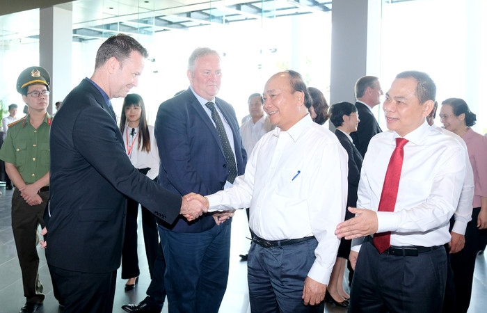 Thủ tướng thăm hỏi các chuyên gia của Vinfast. Thủ tướng thăm hỏi các chuyên gia của Vinfast.