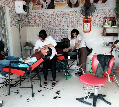 Hàng ngày, Hòa luôn cố gắng nỗ lực để tiệm tạo mẫu tóc của mình ngày càng phát triển hơn. Hàng ngày, Hòa luôn cố gắng nỗ lực để tiệm tạo mẫu tóc của mình ngày càng phát triển hơn.