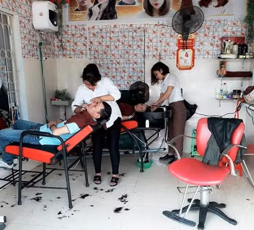 Hàng ngày, Hòa luôn cố gắng nỗ lực để tiệm tạo mẫu tóc của mình ngày càng phát triển hơn.