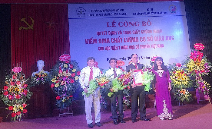 Bà Nguyễn Phương Nga – Giám đốc trung tâm Trung tâm kiểm định chất lượng giáo dục Hiệp hội các trường Đại học, Cao đẳng Việt Nam đại diện trao Giấy chứng nhận kiểm định chất lượng giáo dục cho Học viện Y dược học cổ truyền Việt Nam (Ảnh: An Nhiên). Bà Nguyễn Phương Nga – Giám đốc trung tâm Trung tâm kiểm định chất lượng giáo dục Hiệp hội các trường Đại học, Cao đẳng Việt Nam đại diện trao Giấy chứng nhận kiểm định chất lượng giáo dục cho Học viện Y dược học cổ truyền Việt Nam (Ảnh: An Nhiên).