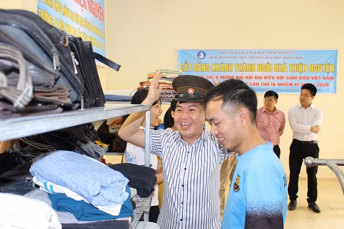 Rất nhiều bạn sinh viên đến ủng hộ ngôi nhà thiện nguyện.