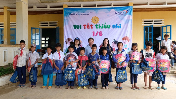 Công ty Cổ phần Hàng tiêu dùng Masan đến thăm và tặng quà cho con em của bà con dân tộc tại Trường phổ thông dân tộc bán trú tiểu học Trà Vinh. Công ty Cổ phần Hàng tiêu dùng Masan đến thăm và tặng quà cho con em của bà con dân tộc tại Trường phổ thông dân tộc bán trú tiểu học Trà Vinh.