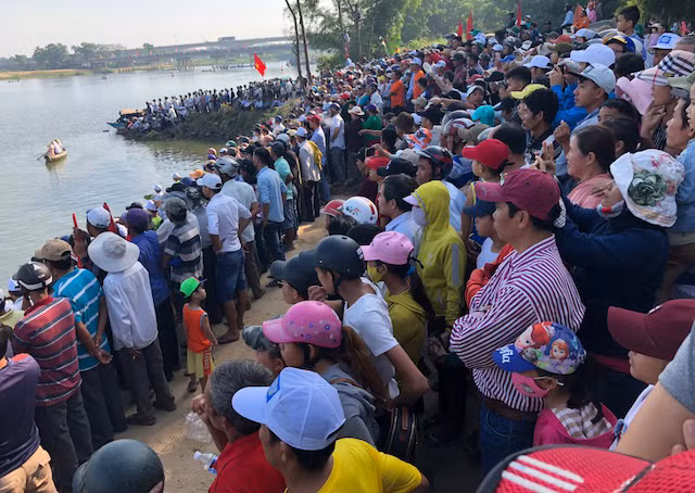 Hàng ngàn khán giả trên địa bàn tỉnh tập trung về hai bờ sông Thu Bồn để cổ vũ cho đội đua của huyện nhà.
