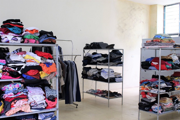 Các gian hàng quần áo được giặt sạch, gấp cẩn thận trước khi trao đến các bạn sinh viên. Các gian hàng quần áo được giặt sạch, gấp cẩn thận trước khi trao đến các bạn sinh viên.