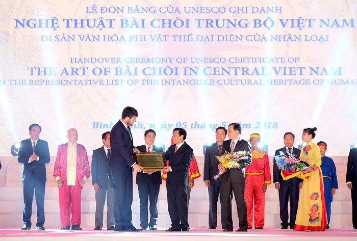 Đại diện Unesco trao chứng nhận cho Bộ trưởng Văn hóa thể thao và Du lịch. Đại diện Unesco trao chứng nhận cho Bộ trưởng Văn hóa thể thao và Du lịch.