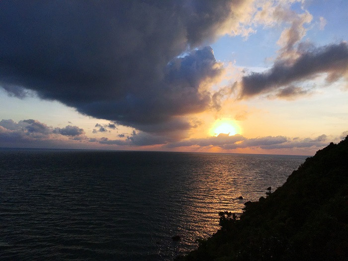 Mũi Ông Đội là nơi hiếm hoi trên thế giới có thể ngắm bình minh và hoàng hôn từ cùng một vị trí. Mũi Ông Đội là nơi hiếm hoi trên thế giới có thể ngắm bình minh và hoàng hôn từ cùng một vị trí.