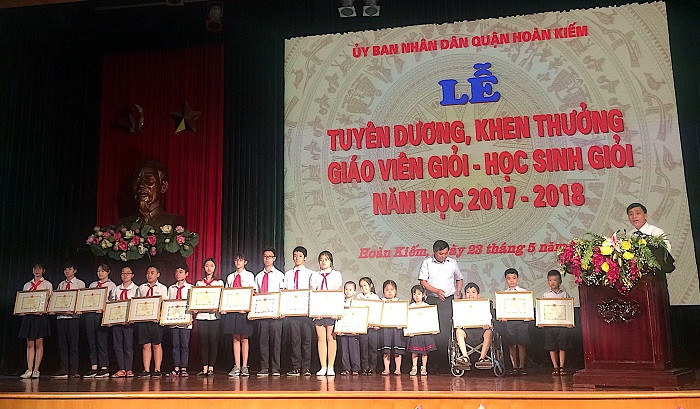Tuyên dương và khen thưởng những em học sinh có hoàn cảnh khó khăn vươn lên trong học tập (Ảnh: An Nhiên). Tuyên dương và khen thưởng những em học sinh có hoàn cảnh khó khăn vươn lên trong học tập (Ảnh: An Nhiên).
