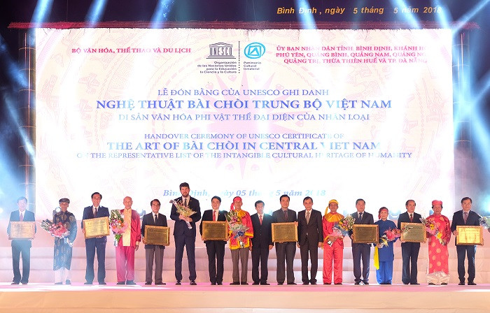 Bộ trưởng Văn hóa thể thao và Du lịch trao bằng chứng nhận Bài Chòi cho đại diện 9 tỉnh miền trung. Bộ trưởng Văn hóa thể thao và Du lịch trao bằng chứng nhận Bài Chòi cho đại diện 9 tỉnh miền trung.