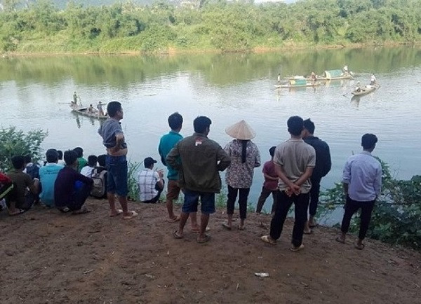 Hiện trường nơi em N. nhảy sông tự vẫn. (Ảnh CTV) Hiện trường nơi em N. nhảy sông tự vẫn. (Ảnh CTV)