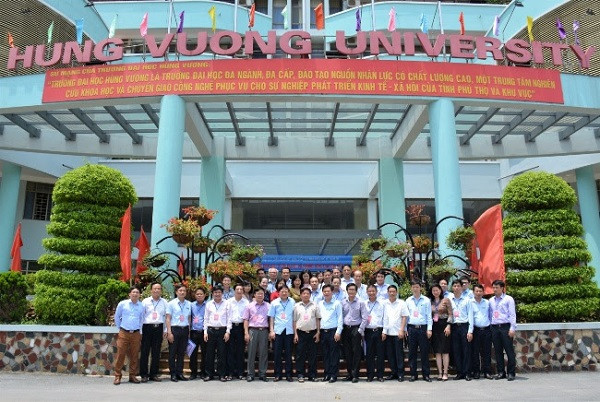 Các đại biểu tham dự Hội thảo chụp ảnh lưu niệm. Các đại biểu tham dự Hội thảo chụp ảnh lưu niệm.