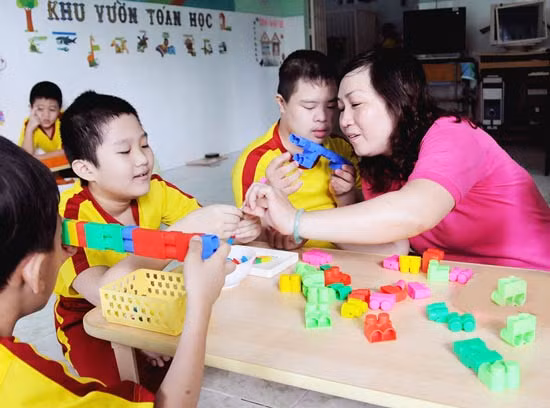 Cần quan tâm việc giáo dục hòa nhập cho trẻ khuyết tật (Ảnh minh họa: Mai Hải). Cần quan tâm việc giáo dục hòa nhập cho trẻ khuyết tật (Ảnh minh họa: Mai Hải).