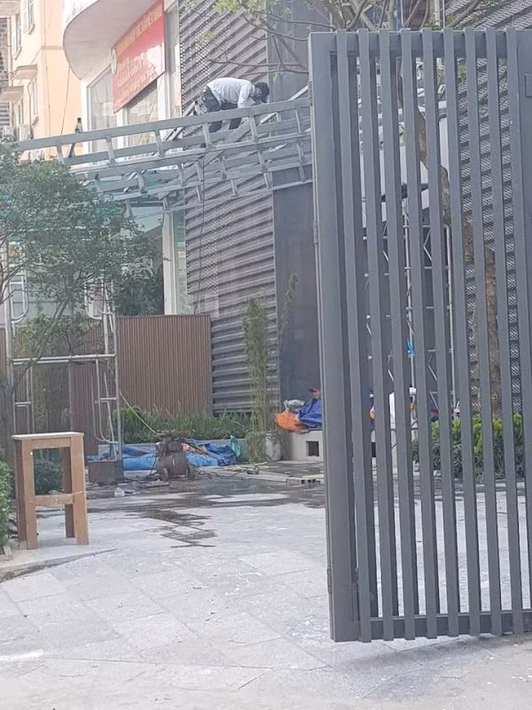 Công nhân vẫn tiếp tục hàn xì kết cấu thép tại phần mái sân của công trình.