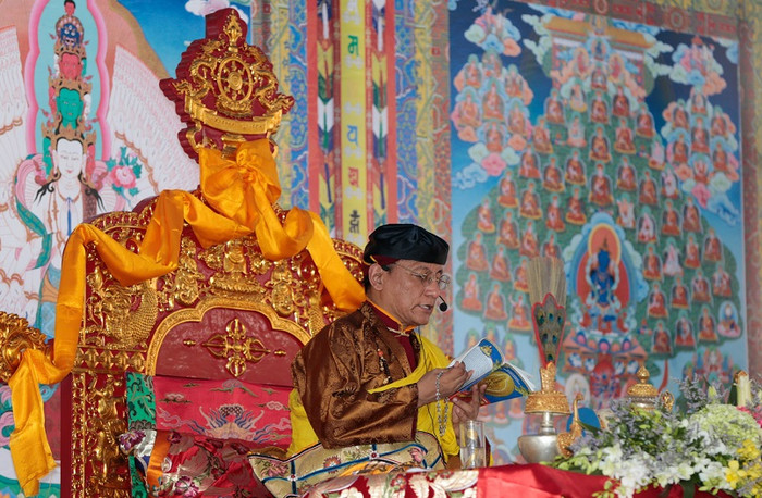Đức Pháp Vương Gyalwang Drukpa trong khoá lễ tại chùa Hoàng Long năm 2011. ảnh: Giáo dục Việt Nam. Đức Pháp Vương Gyalwang Drukpa trong khoá lễ tại chùa Hoàng Long năm 2011. ảnh: Giáo dục Việt Nam.