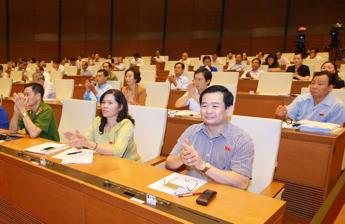 Nhiều dự án luật rất quan trọng dự kiến thông qua tại kỳ họp thứ 10 Quốc hội khóa XIII. Nhiều dự án luật rất quan trọng dự kiến thông qua tại kỳ họp thứ 10 Quốc hội khóa XIII.