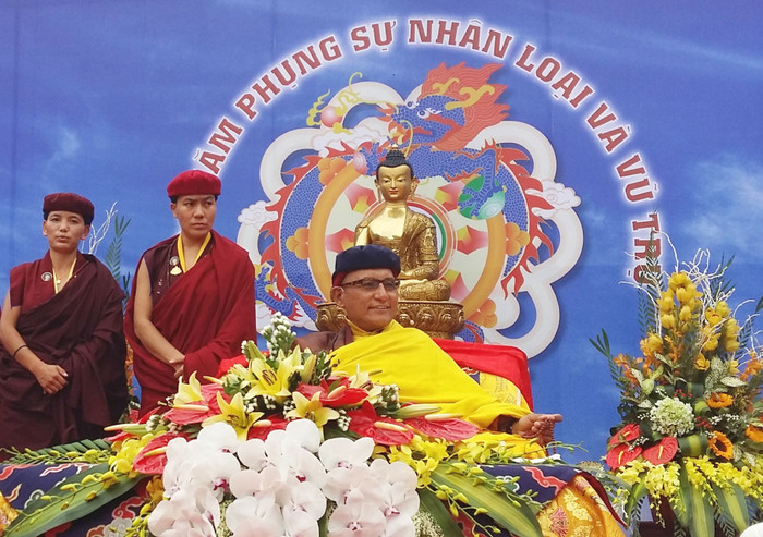 Đức Pháp Vương luôn nở nụ cười hiền hậu trước người dân Việt Nam. ảnh: Ngọc Quang.