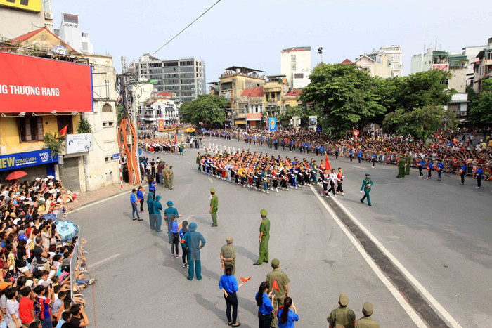 Khối Nam dân quân các dân tộc Việt Nam diễu binh qua khu vực Cửa Nam. (Ảnh: TTXVN).
