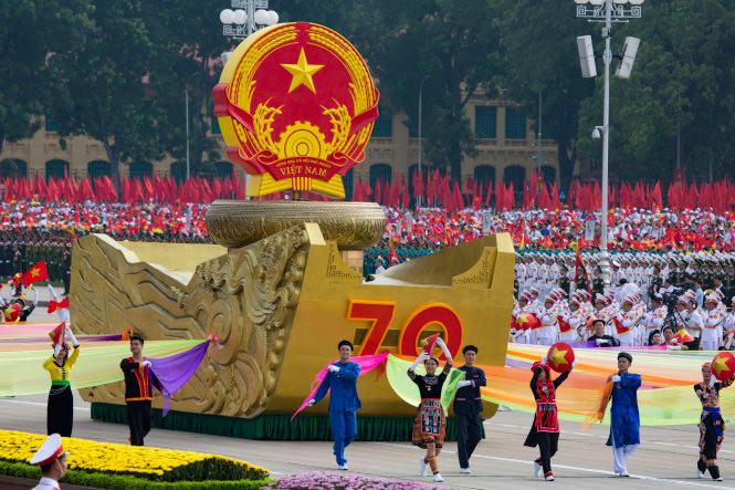 Dẫn đầu là Quốc huy đi qua lễ đài. ảnh: Việt Dũng/Tuổi trẻ.