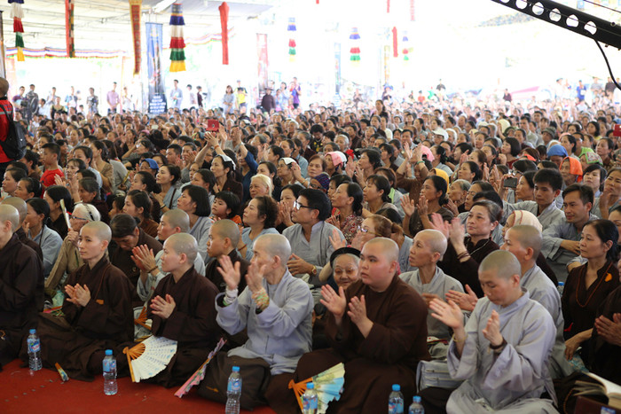 Hàng nghìn phật tử đến Bảo tháp Tây Thiên để được nhìn thấy Vũ điệu 8 hóa thân Đức Liên Hoa Sinh. ảnh: BTC Drukpa.