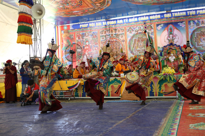 Đức Liên Hoa Sinh đã dạy lại cho chư Tăng vũ điệu này và nói rằng khi vũ điệu được cử hành ở bất cứ đâu, Ngài sẽ thị hiện ở nơi đó và những Phật tử chí thành sẽ đón nhận sự gia trì trực tiếp từ Ngài.