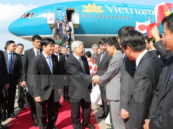 Cán bộ, nhân viên Đại sứ quán cùng đại diện Việt kiều và lưu học sinh Việt Nam đón Tổng Bí thư Nguyễn Phú Trọng tại sân bay Haneda. (Ảnh: Trí Dũng/TTXVN). Cán bộ, nhân viên Đại sứ quán cùng đại diện Việt kiều và lưu học sinh Việt Nam đón Tổng Bí thư Nguyễn Phú Trọng tại sân bay Haneda. (Ảnh: Trí Dũng/TTXVN).