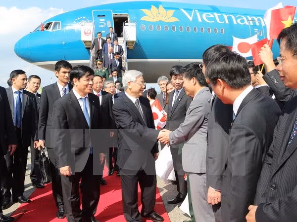 Cán bộ, nhân viên Đại sứ quán cùng đại diện Việt kiều và lưu học sinh Việt Nam đón Tổng Bí thư Nguyễn Phú Trọng tại sân bay Haneda. (Ảnh: Trí Dũng/TTXVN).