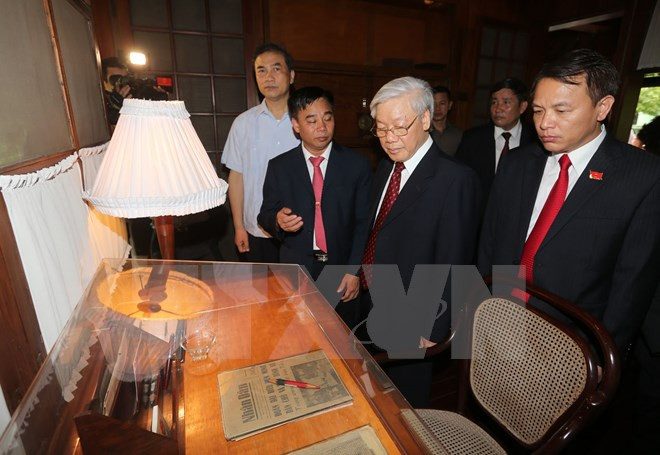 Tổng Bí thư Nguyễn Phú Trọng thăm nơi ở và làm việc của Chủ tịch Hồ Chí Minh. (Ảnh: Trí Dũng/TTXVN). Tổng Bí thư Nguyễn Phú Trọng thăm nơi ở và làm việc của Chủ tịch Hồ Chí Minh. (Ảnh: Trí Dũng/TTXVN).