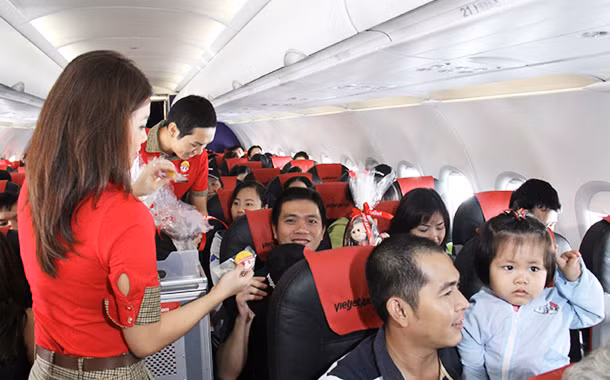 Từ 1/11/2015, hành khách được mua hàng miễn thuế trên các chuyến bay đến Việt Nam. Ảnh minh họa.