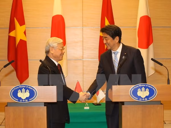 Tổng Bí thư Nguyễn Phú Trọng và Thủ tướng Nhật Bản Shinzo Abe sau khi kết thúc họp báo chung. (Ảnh: Trí Dũng/TTXVN).