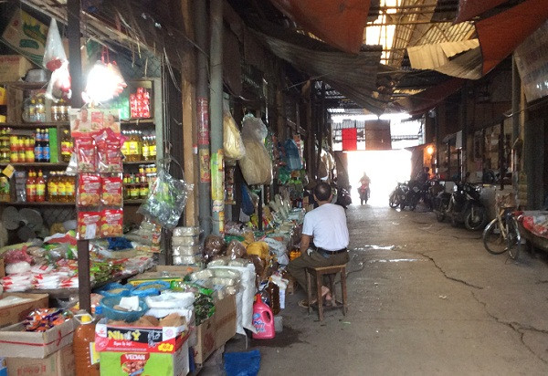 Từ quyết định của ông Lê Văn Thư - Chủ tịch UBND huyện Từ Liêm (nay là Bí thư quận Bắc Từ Liêm), Công ty TNHH MTV Đầu tư & Phát triển nông nghiệp Hà Nội được quản lý chợ Cầu Diễn và tự nâng phí, thu vượt của 193 hộ kinh doanh số tiền 826 triệu đồng. Từ quyết định của ông Lê Văn Thư - Chủ tịch UBND huyện Từ Liêm (nay là Bí thư quận Bắc Từ Liêm), Công ty TNHH MTV Đầu tư & Phát triển nông nghiệp Hà Nội được quản lý chợ Cầu Diễn và tự nâng phí, thu vượt của 193 hộ kinh doanh số tiền 826 triệu đồng.