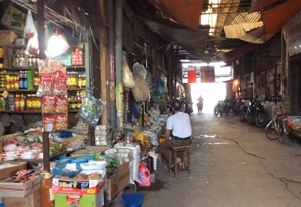 Từ quyết định của ông Lê Văn Thư - Chủ tịch UBND huyện Từ Liêm (nay là Bí thư quận Bắc Từ Liêm), Công ty TNHH MTV Đầu tư &amp; Phát triển nông nghiệp Hà Nội được quản lý chợ Cầu Diễn và tự nâng phí, thu vượt của 193 hộ kinh doanh số tiền 826 triệu đồng.