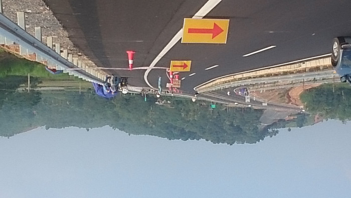 Bộ GTVT khẳng định vết nứt lớn tại km83 thuộc địa phận tỉnh Phú Thọ là bất thường, toàn bộ chi phí khắc phục do nhà thầu chi trả. Ảnh Sông Hồng Bộ GTVT khẳng định vết nứt lớn tại km83 thuộc địa phận tỉnh Phú Thọ là bất thường, toàn bộ chi phí khắc phục do nhà thầu chi trả. Ảnh Sông Hồng