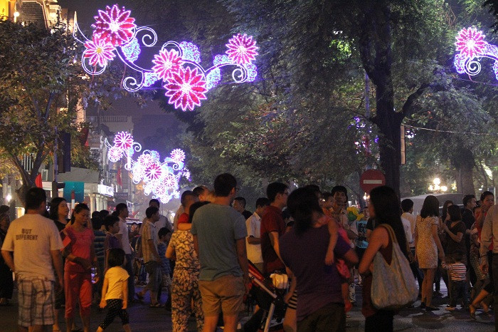 Mới 20h hàng nghìn người dân đã đứng kín 4 mặt Hồ Gươm chờ đợi pháo hoa.